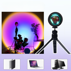 Fond blanc en dégradé violet vers le bas, une image sur la gauche montre la projection lumineuse que peut faire la lampe LED trépied, avec des fleurs dans des vases. sur le côté droit la lampe LED trépied en question et en bas trois images : à gauche des batteries nomades, au centre un ordinateur portable, et à droite un  ordinateur fixe.